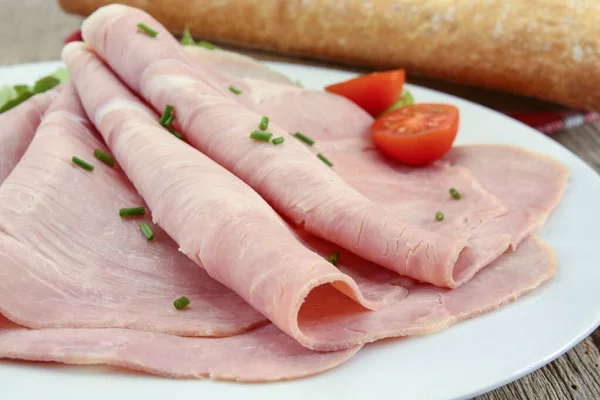 Schinkenscheiben Auf Weißem Teller — Stockfoto