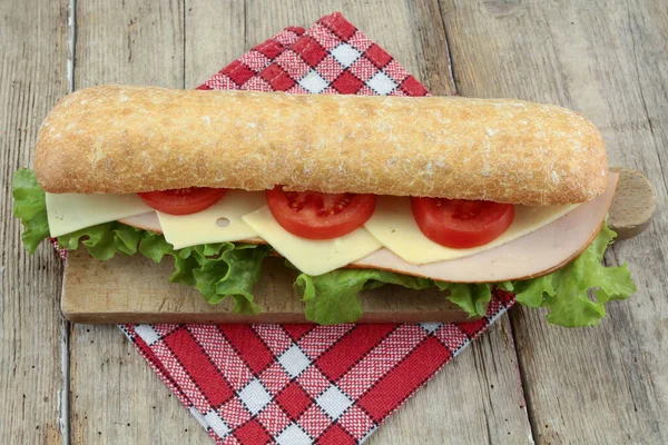 Sandwich Mit Schinken Käse Und Gemüse — Stockfoto