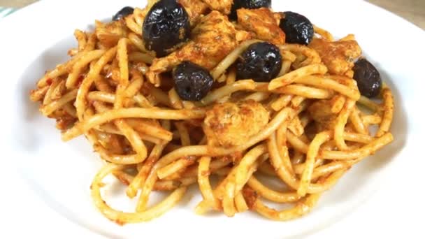 Plato Espaguetis Con Aceitunas Negras Sobre Una Mesa — Vídeo de stock