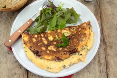 Omleti ve pastırması tabakta.