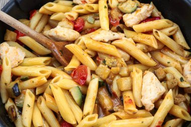 mantarlı ve sebzeli makarna