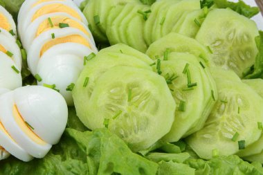 Dilimlenmiş salatalık ve yumurta.