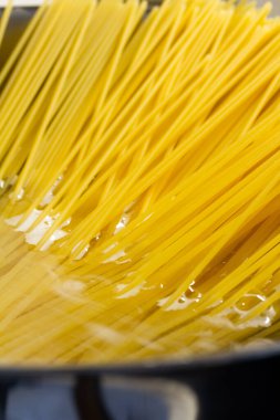 Çivilenmemiş spagetti, yakın plan.