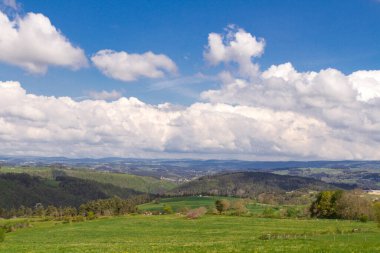 Güneşli bir günde yeşil tarlalı kırsal alan, Lozre, Fransa 'da kır manzarası