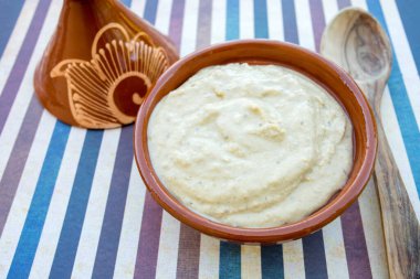 Masadaki humus tabağı.