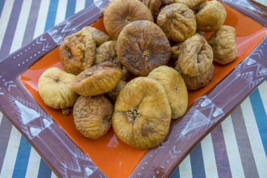 Tahtada kurutulmuş incir.