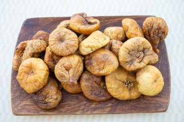 Tahtada kurutulmuş incir.