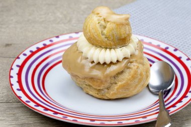 Masasında kahve olan rahibe, Fransız pastası.