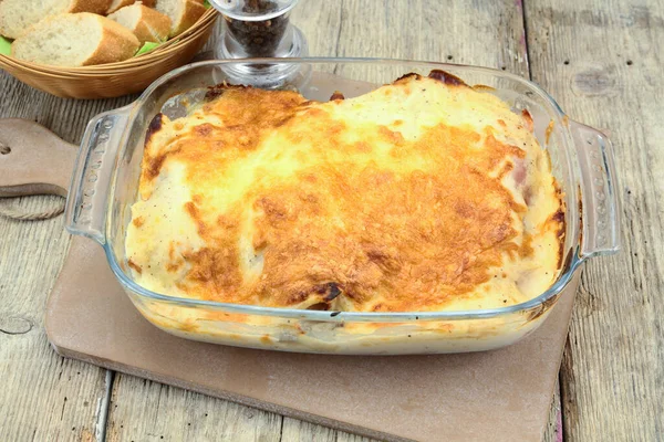 Andijvie Gerecht Met Ham Gratin — Stockfoto