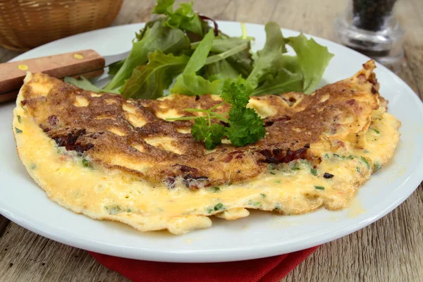 Kräuteromelette Und Speck Auf Einem Teller — Stockfoto