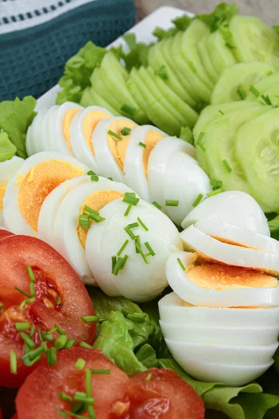 Domatesli Taze Salata Salatalık Soğan Yumurta Marul — Stok fotoğraf