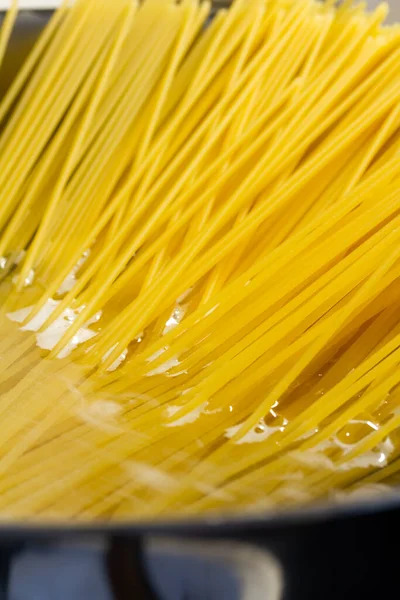 Boling Niegotowane Spaghetti Zbliżenie — Zdjęcie stockowe
