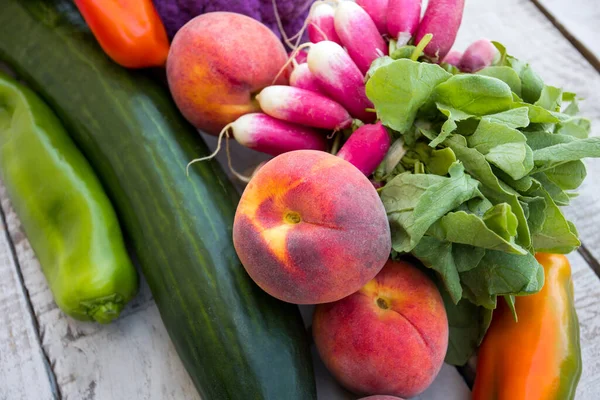 Verduras Frescas Mesa Madera Rábanos Calabacines Pimentón Brócoli Melocotones — Foto de Stock