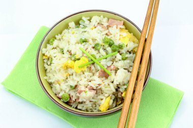 Beyaz arka planda izole edilmiş bir kase Çin pirinci..