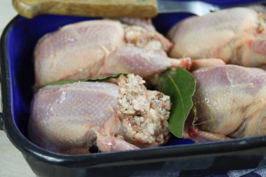 Tahtaya çiğ bıldırcın konmuş.