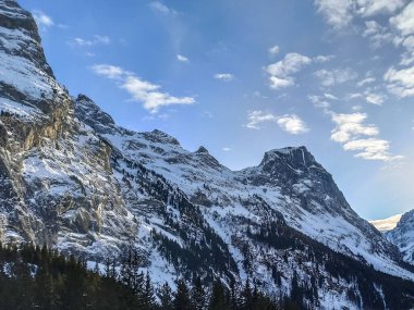 Karlı ve mavi gökyüzü olan dağ manzarası