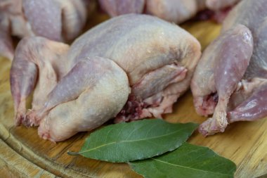 Tahtada çiğ bıldırcın var.