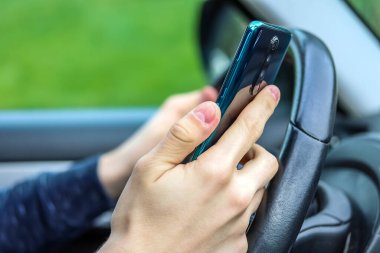 Cep telefonu kullanan bir kadın.