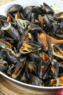 Mariniere 'de pişirilmiş midyeler.