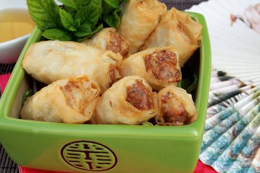 Doldurulmuş börekler yeşil kasede 