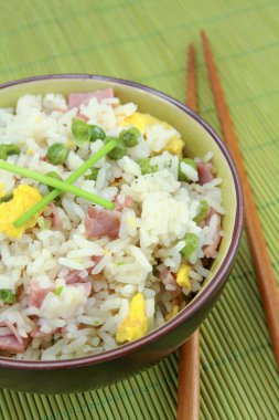 Bambu peçetede bir kase Çin pirinci..