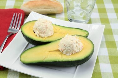 Bir tabakta surimi ve mayonez ile avokado.