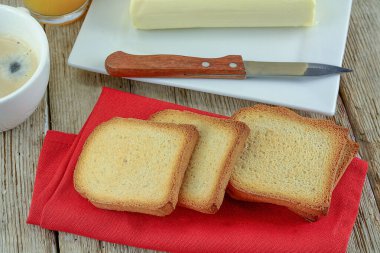 Masada tereyağlı beyaz ekmek tostları
