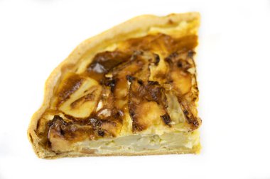 Beyaz arka planda izole edilmiş peynir ve patates turtası..