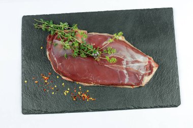 Baharatlı çiğ ördek göğsü