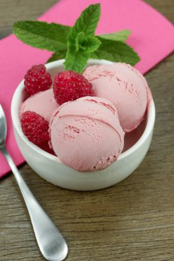 Taze ahududulu dondurma.