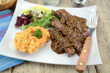 Şehriye soslu biftek, patates püresi ve havuç..