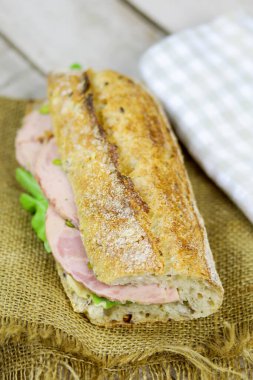 Jambonlu ve yeşillikli sandviç.