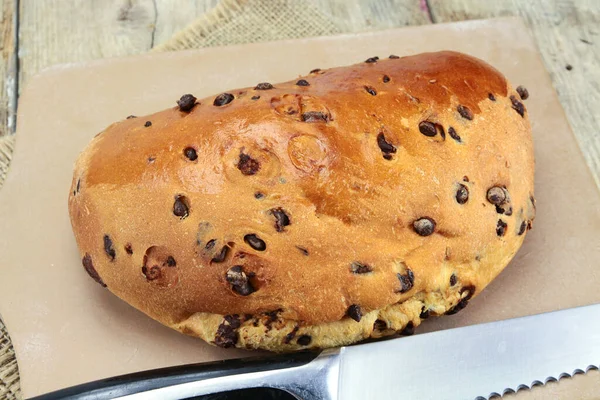 Brioche Con Chispas Chocolate Una Tabla Cortar Madera — Foto de Stock