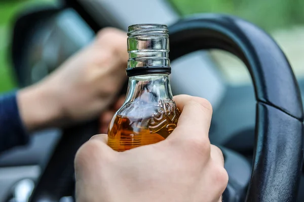 Primer Plano Hombre Conduciendo Bebiendo Manos Masculinas Con Botella Alcohol — Foto de Stock