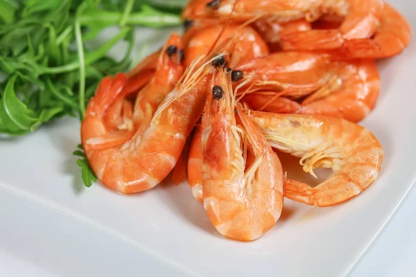 Camarones Frescos Con Hierbas Especias Plato Blanco — Foto de Stock