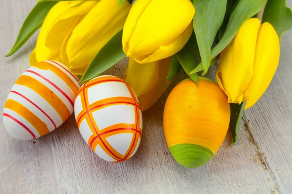 Žluté Tulipány Velikonoční Vajíčka Dřevěném Pozadí — Stock fotografie