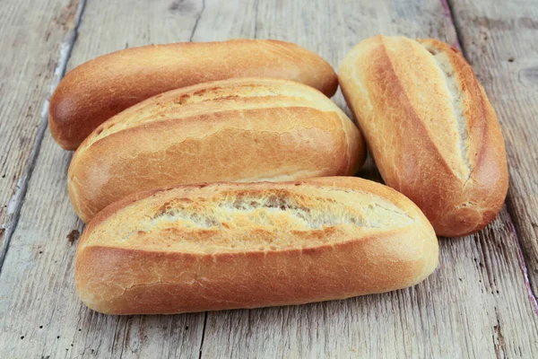 Masada Birkaç Tane Yeni Pişmiş Ekmek — Stok fotoğraf