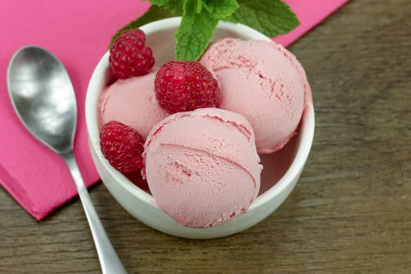 Helado Con Frambuesas Frescas —  Fotos de Stock