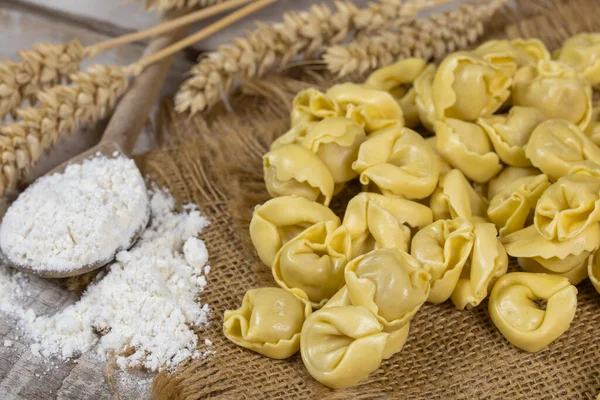 Hemlagad Ravioli Med Mjöl Träbord — Stockfoto