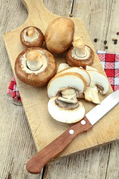 Cogumelos Marrons Crus Uma Tábua Corte Madeira — Fotografia de Stock
