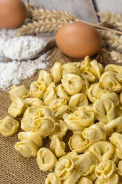 Çiğ ev yapımı, un ve yumurtalı ravioli.