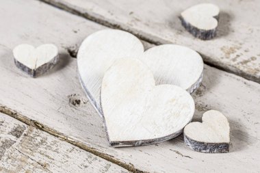 Tahta arka planda beyaz tahta kalpler.