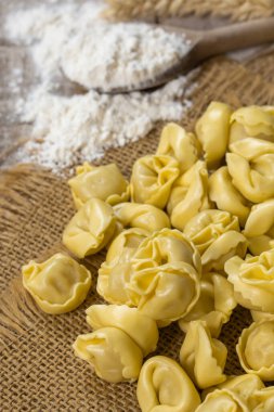 Tahta masadaki unlu çiğ ev yapımı ravioli.