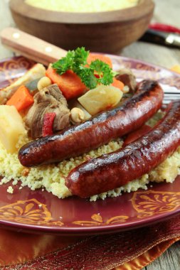 Kuzu, tavuk, merguez ve bir kase kuskus ile kraliyet kuskusu tabağı..