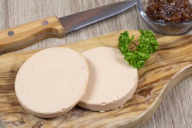 Kaz ciğeri dilimleri ve konfeksiyon.