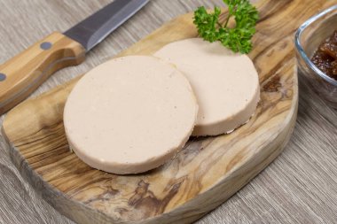 Kaz ciğeri dilimleri ve konfeksiyon.