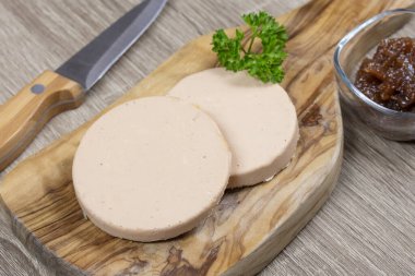 Kaz ciğeri dilimleri ve konfeksiyon.