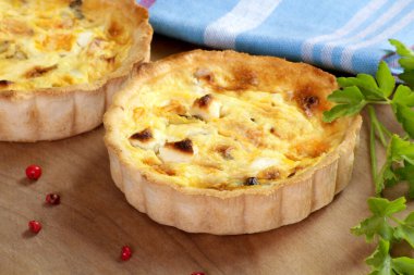 Tahta masada küçük keçi peynirli börekler..