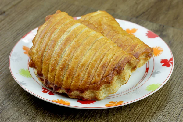 Deux Chaussons Farcis Aux Pommes Sur Une Assiette — Photo