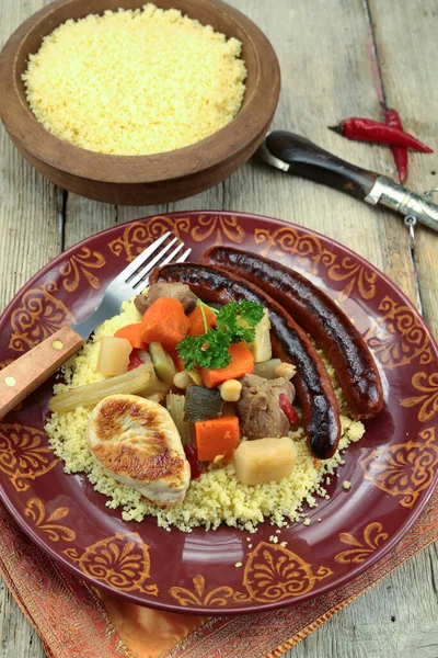 Piatto Couscous Reale Con Agnello Pollo Merguez Una Ciotola Couscous — Foto Stock